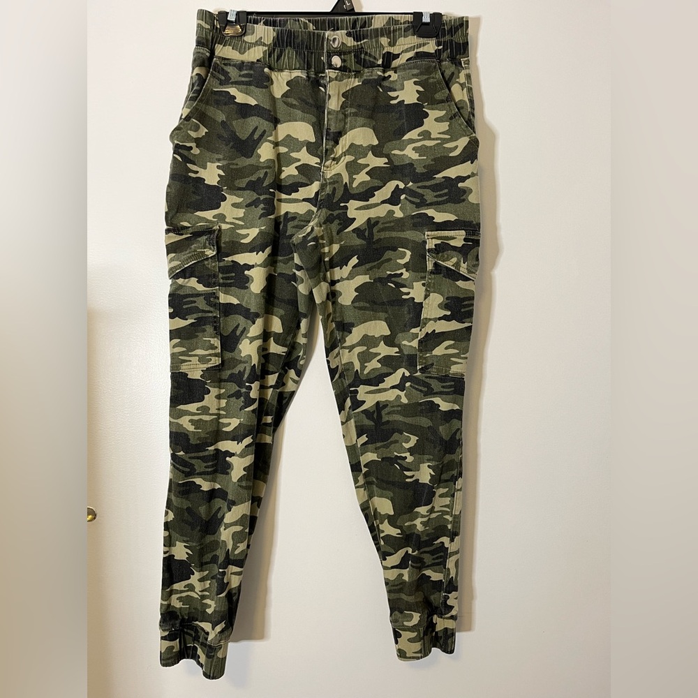 Almost Famous Women's Camouflage Cargo Pants Size Large